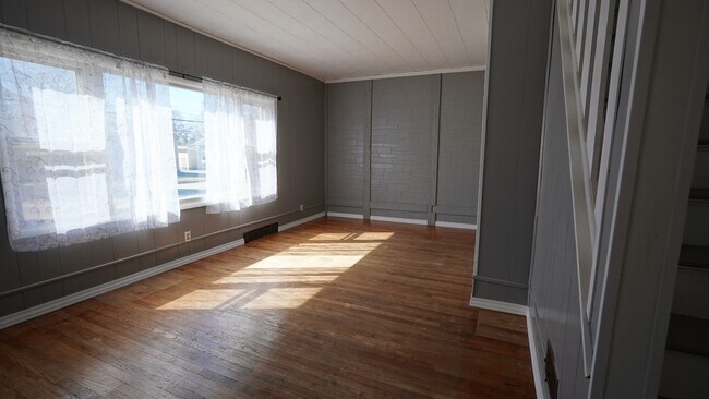 7 W Bacon St in Hillsdale, MI - Building Photo - Building Photo