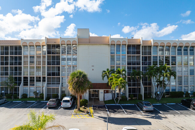 DeSoto Park in Hallandale Beach, FL - Building Photo - Building Photo