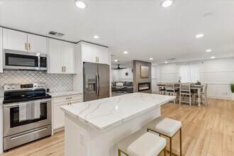 8144 E Clarendon Ave in Scottsdale, AZ - Building Photo - Building Photo