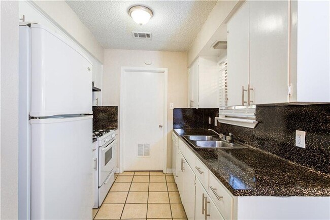 3004 Pecan Springs Rd in Austin, TX - Building Photo - Building Photo