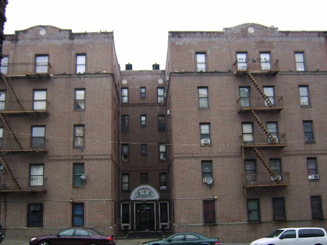 1585 E 172nd St in Bronx, NY - Foto de edificio - Building Photo