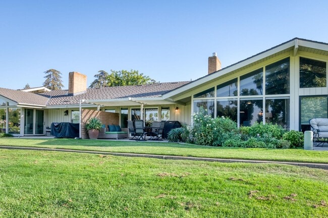 7560 N Charles Ave in Fresno, CA - Foto de edificio - Building Photo