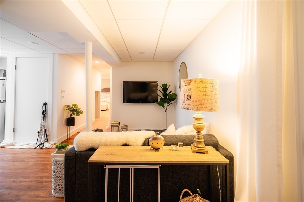 31 Mapleton St, Unit 1 in Boston, MA - Foto de edificio