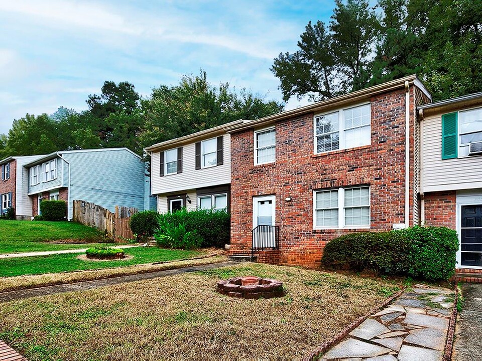 301 Roswell Commons Cir in Roswell, GA - Building Photo