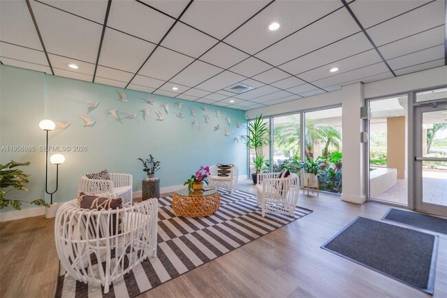 880 NE 69th St in Miami, FL - Foto de edificio - Building Photo