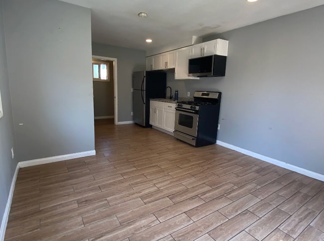 1610-12 Dahlia Ave in San Diego, CA - Foto de edificio - Building Photo