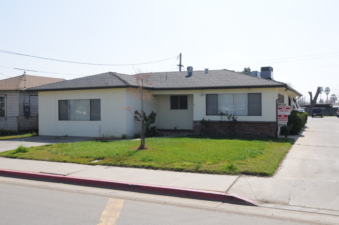 1502 Saipan Ave in Firebaugh, CA - Foto de edificio