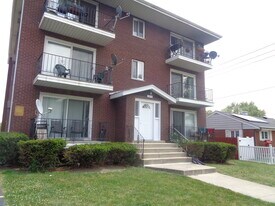 7919 S 83rd Ct in Justice, IL - Building Photo