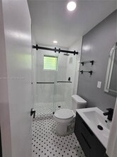 411 SE 3rd Ave in Hallandale Beach, FL - Foto de edificio - Building Photo