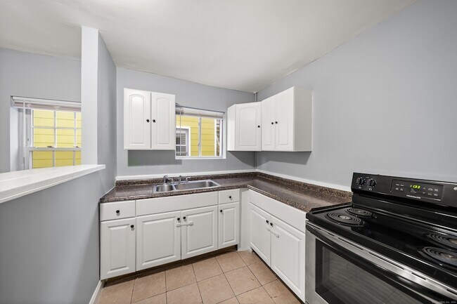 666 Ogden St, Unit 1 in Bridgeport, CT - Building Photo - Building Photo