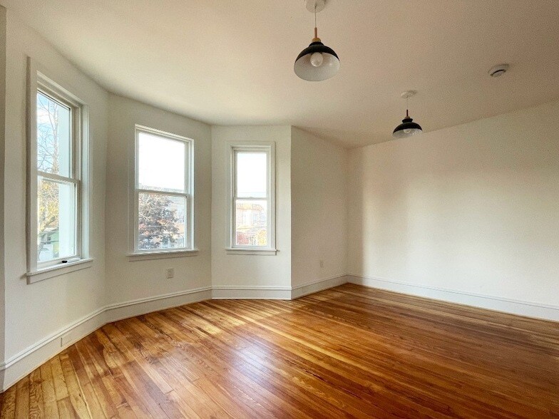 62-30 60th Dr, Unit 2 in Queens, NY - Building Photo