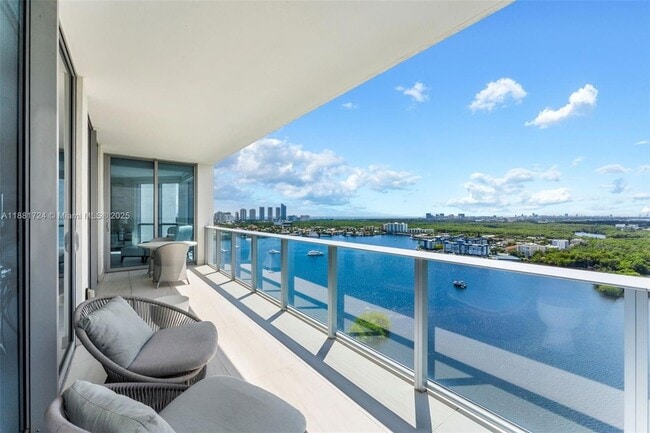 17111 Biscayne Blvd, Unit 2202 in Aventura, FL - Building Photo - Building Photo