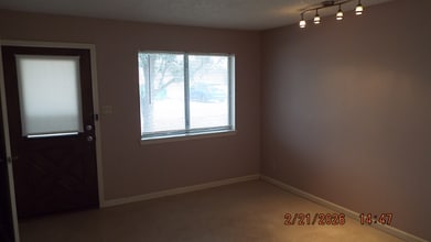 8230 Glen Mont Dr, Unit 4 in San Antonio, TX - Foto de edificio - Building Photo