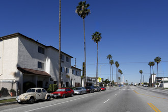 Avalon Villa Apartments in Wilmington, CA - Building Photo - Building Photo