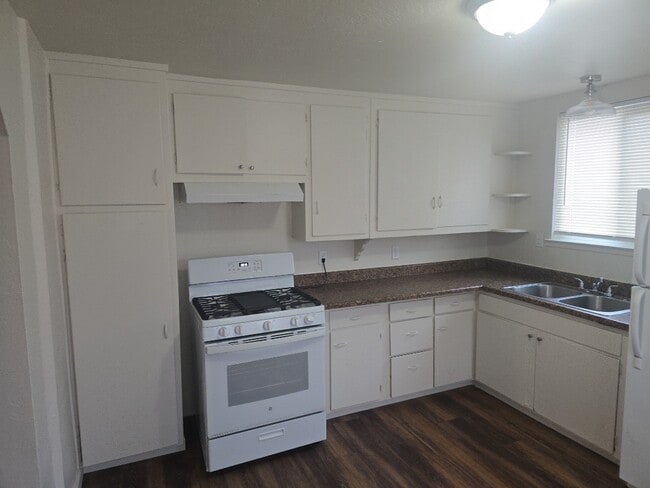 904 Middlecoff Ave in Modesto, CA - Building Photo - Building Photo