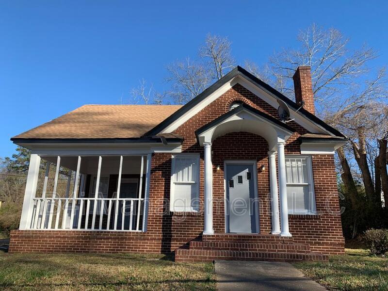 409 Whitesville Rd in Lagrange, GA - Building Photo