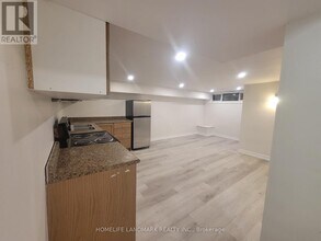 307 Axminster Dr in Richmond Hill, ON - Building Photo - Building Photo