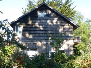 94235 1st St in Gold Beach, OR - Building Photo - Building Photo