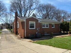 1655 Hazel St in Birmingham, MI - Foto de edificio - Building Photo