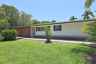 1352 Shadow Ln in Ft. Myers, FL - Building Photo
