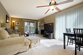 13320 NE 137th Pl in Kirkland, WA - Foto de edificio - Building Photo