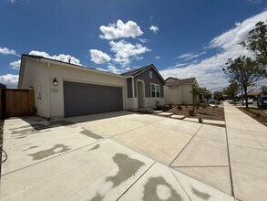 632 Rock Crest Ave in Madera, CA - Building Photo - Building Photo
