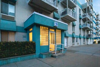 Casablanca by the Sea in Long Beach, NY - Foto de edificio - Building Photo