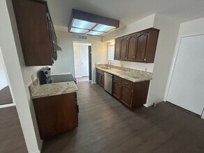 201 N Bollinger St in Visalia, CA - Building Photo - Building Photo