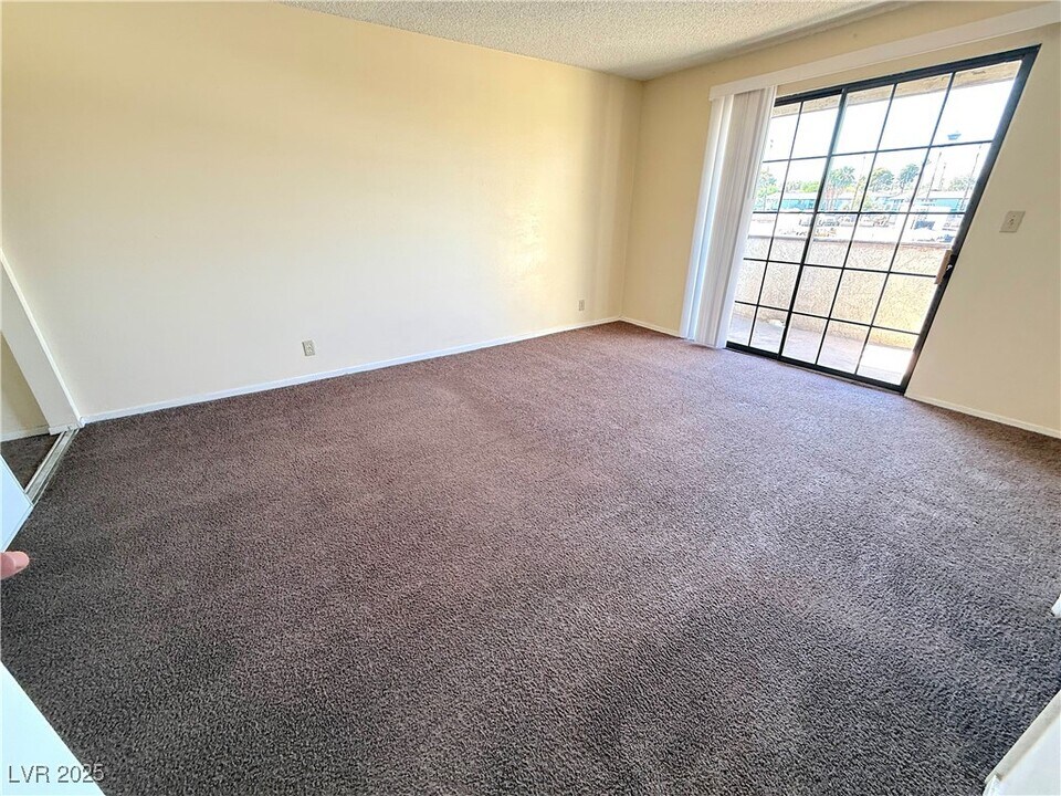 2080 Karen Ave in Las Vegas, NV - Building Photo