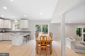 12800 Turberville Ln in Herndon, VA - Building Photo - Building Photo