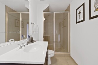 10545 NW 69th Ter in Doral, FL - Building Photo - Building Photo