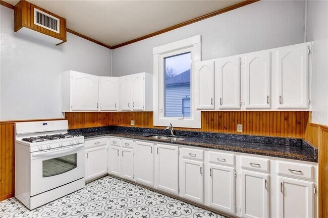 616 W 7th St in Taylor, TX - Building Photo - Building Photo