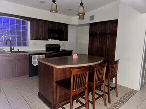 7101 SW 12th St in Pembroke Pines, FL - Building Photo - Building Photo