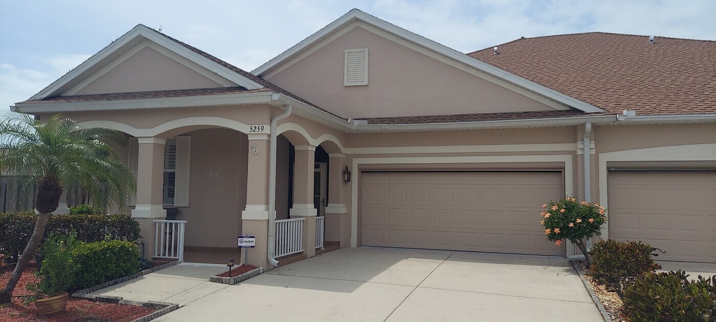 5259 Athens Way in Venice, FL - Building Photo