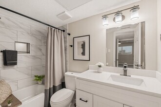 Greenhill Apartments in Grand Prairie, TX - Foto de edificio - Building Photo