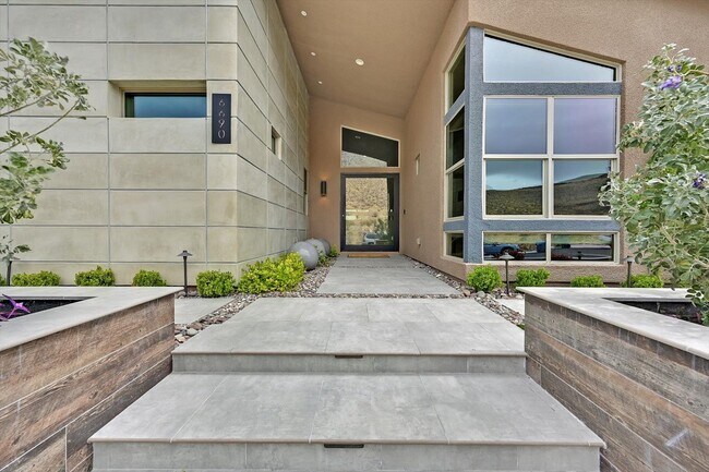 6690 Interstellar St in Las Vegas, NV - Building Photo - Building Photo