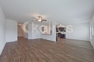 946 Shady Brk in New Braunfels, TX - Foto de edificio - Building Photo