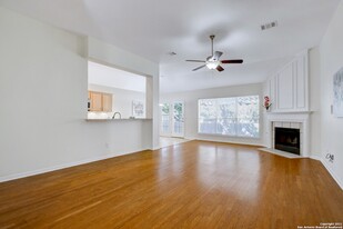 10457 Trailway Oak, Unit N406 in San Antonio, TX - Building Photo - Building Photo