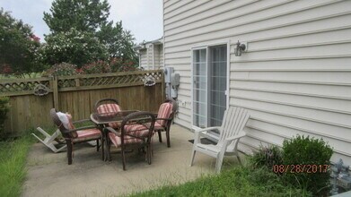 213 Belmont Cir in Yorktown, VA - Building Photo - Building Photo