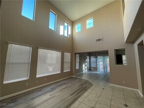10515 Foggy Glen Ave in Las Vegas, NV - Building Photo - Building Photo