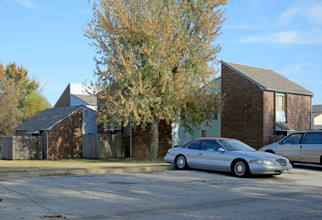 Townhouse Apartments in Broken Arrow, OK - Building Photo - Building Photo