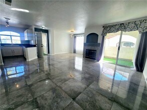4316 W Lake Mead Blvd, Unit 202 in Las Vegas, NV - Building Photo - Building Photo