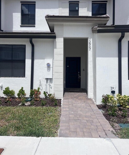12915 SW 233rd Terrace in Princeton, FL - Foto de edificio