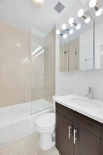 220 Sullivan St, Unit 2E in New York, NY - Foto de edificio - Building Photo