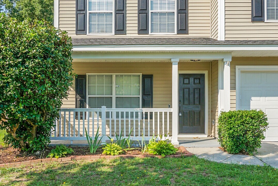 611 Resinwood Rd in Moncks Corner, SC - Building Photo
