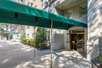 945 Fifth Ave in New York, NY - Foto de edificio - Building Photo