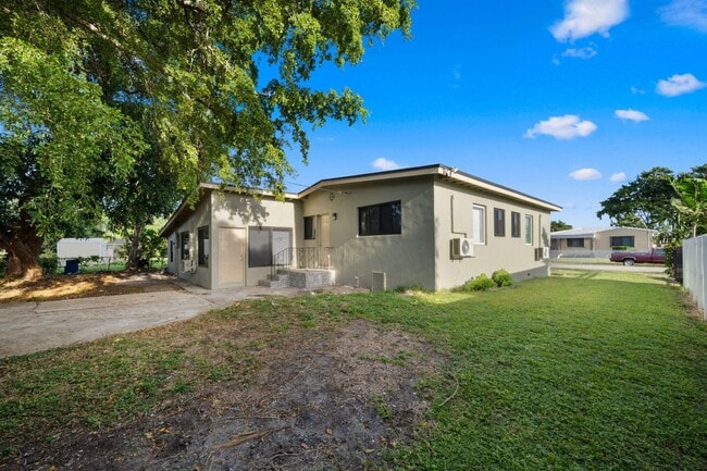 1300 NW 90th St in Miami, FL - Building Photo - Building Photo
