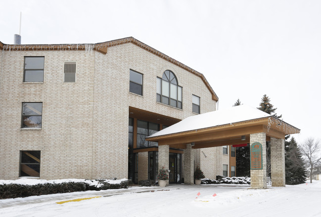 Summit Oaks Apartments in Coon Rapids, MN - Building Photo - Building Photo