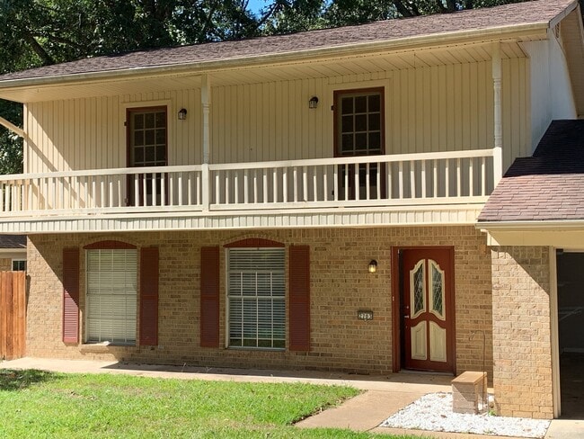 property at 2703 Clendenen Ln