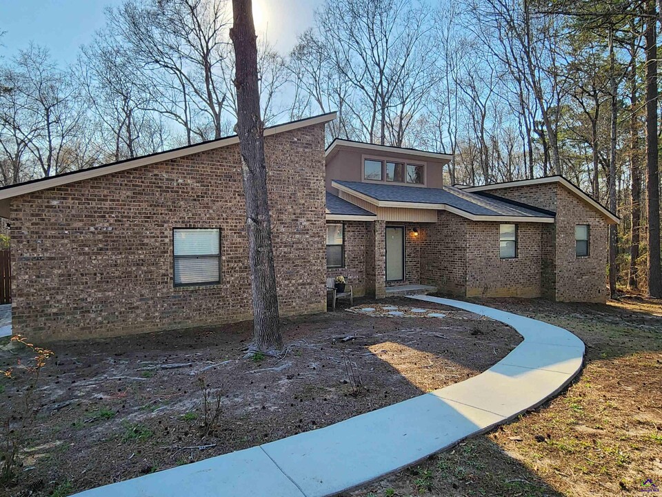 215 Williams Dr in Bonaire, GA - Building Photo